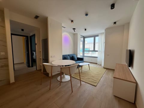 TV and multimedia, Living room, Seating area, Dining area