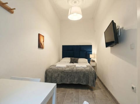 Bed, TV and multimedia, Bedroom