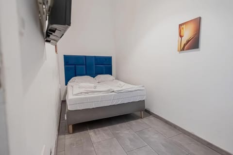 Bed, TV and multimedia, Bedroom