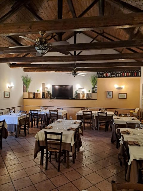 Restaurant/places to eat, TV and multimedia, Banquet/Function facilities