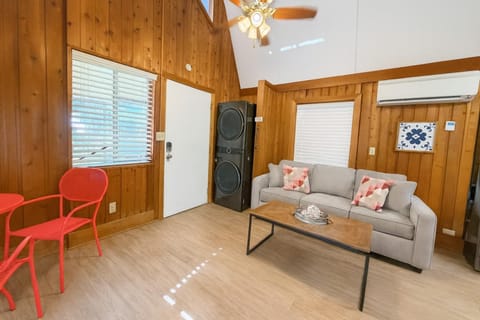 Cottage-pvt Lake & Pool Access Near Disney Wporch House in Clermont