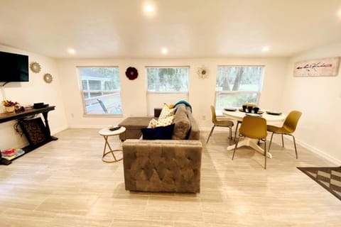 Lilac Loft- Lake, Pool, Pickle Ball, Disney, Fun! House in Clermont