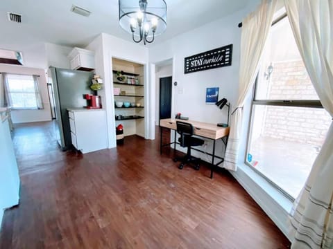 Serenity Retreat, Escape the City, Nature, Lake Country House in Lago Vista