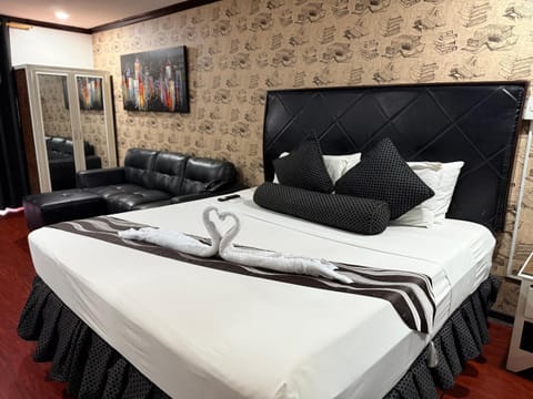 Bed, Photo of the whole room, Seating area, Bedroom