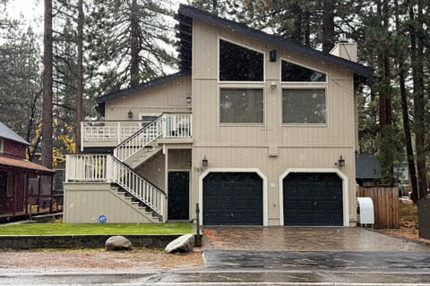 The Regan Beach Vista House in Al Tahoe