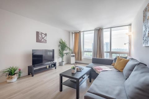 Communal lounge/ TV room, Natural landscape, TV and multimedia, Living room, Seating area, Evening entertainment, Sea view