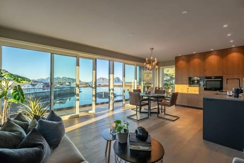 Natural landscape, Kitchen or kitchenette, Living room, Seating area, Dining area, Lake view, oven