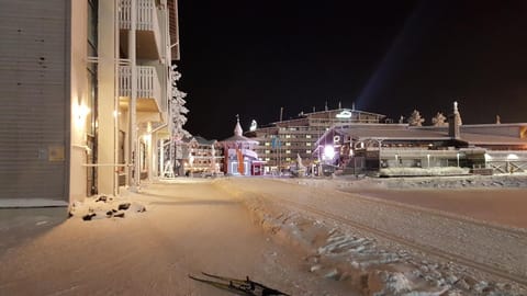 Nearby landmark, Restaurant/places to eat, Neighbourhood, Natural landscape, Nightclub / DJ, Ski School, Skiing, Beach, Hiking, Evening entertainment, Area and facilities