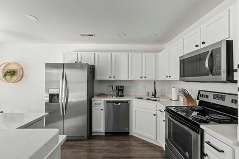 Boho Ferry- Mins from Credit One- Pet Friendly House in Mount Pleasant