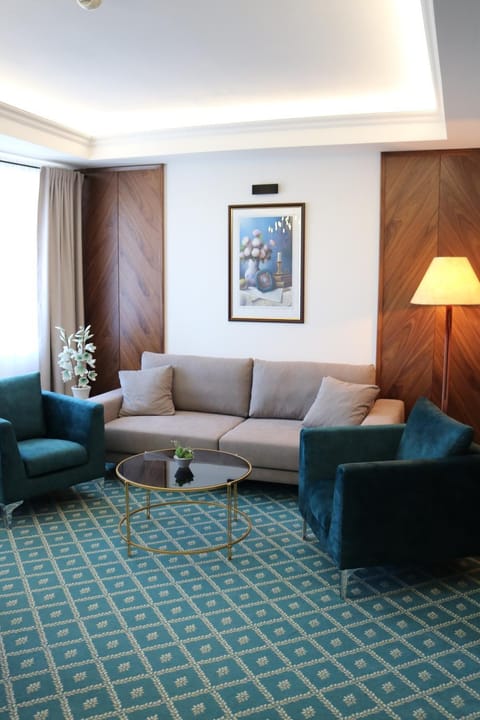 Photo of the whole room, Decorative detail