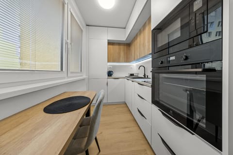 Kitchen or kitchenette, Dining area, oven, pet friendly, stove