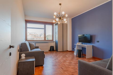 Communal lounge/ TV room, TV and multimedia, Living room, Seating area, Evening entertainment