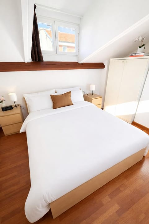 Bed, Decorative detail, Bedroom, towels, wardrobe
