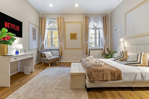 Bed, TV and multimedia, Photo of the whole room, Bedroom, towels