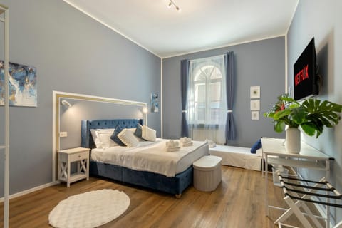 Bed, TV and multimedia, Photo of the whole room, Bedroom, towels