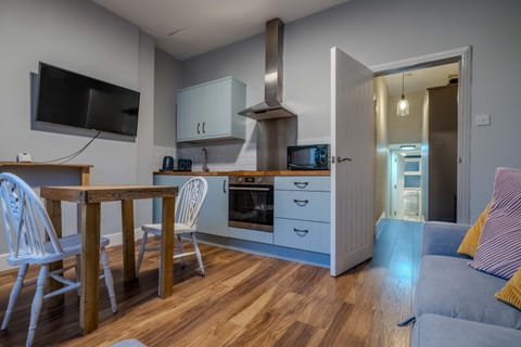 Bright Bath Apartments, 3 Mins to Station Apartment in Bath