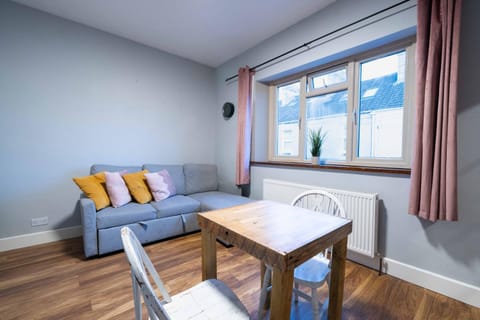 Bright Bath Apartments, 3 Mins to Station Apartment in Bath
