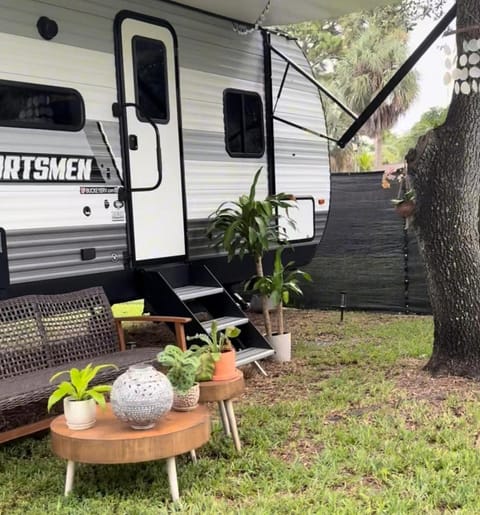 Modern Luxury RV Retreat, Your Cozy Tiny Home House in Margate