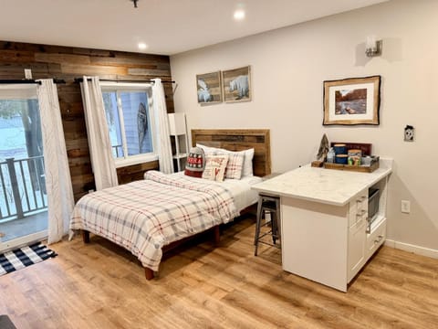 Bed, Dining area