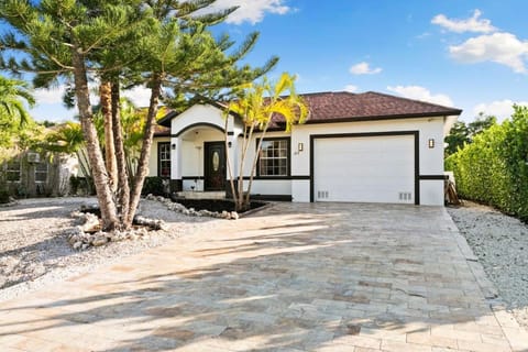 Amazing 5 bed 3 bath Marco Island home With Heated Pool House in Marco Island