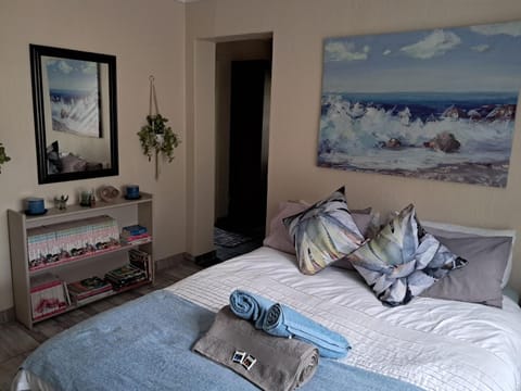 Bed, Photo of the whole room, Decorative detail, Bedroom, towels