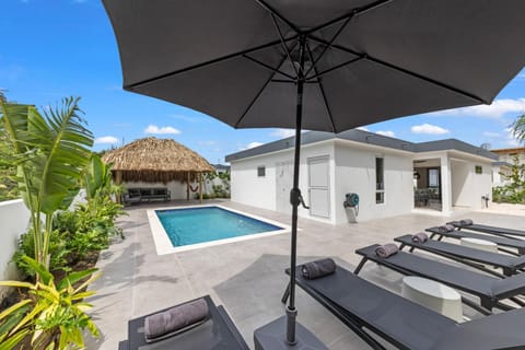 Day, Natural landscape, Garden, Balcony/Terrace, Pool view, Swimming pool, Swimming pool, sunbed