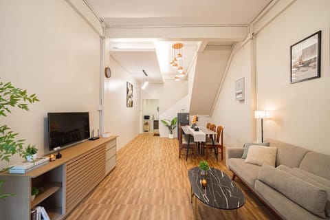 Communal lounge/ TV room, TV and multimedia, Living room, Seating area, Evening entertainment