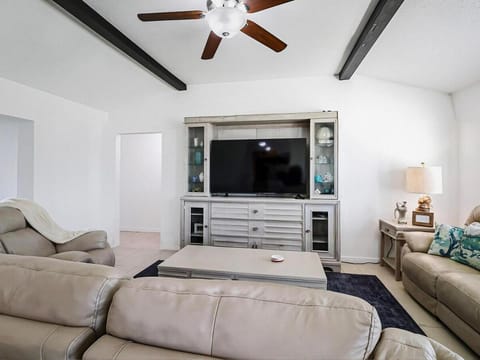 Bring the Whole Family! House in Desoto Lakes