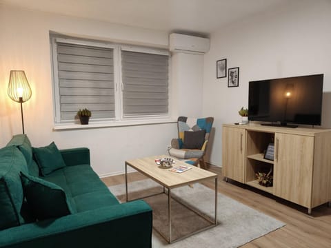 Communal lounge/ TV room, TV and multimedia, Living room, Seating area, air conditioner