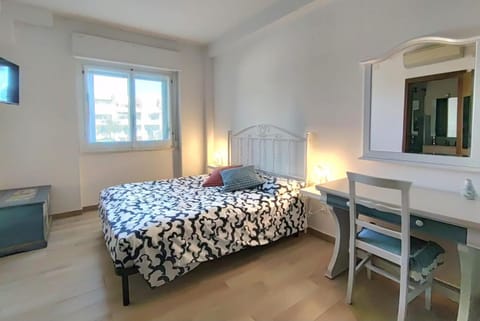 Bed, TV and multimedia, Photo of the whole room, Bedroom, wardrobe