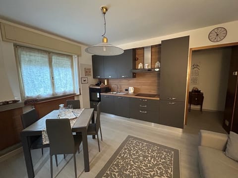 Kitchen or kitchenette, Dining area, stove