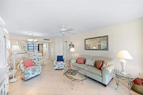 Beachfront condo with year-round sunsets House in Marco Island