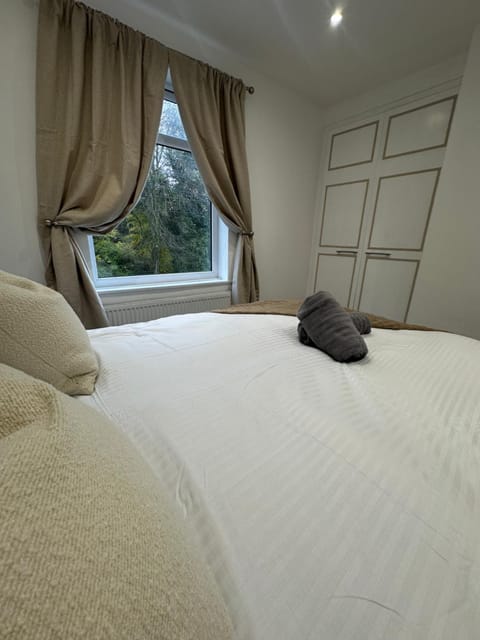 Stylish Designer Cottage - Sleeps 7 - Free Parking House in Bury