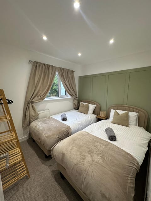 Stylish Designer Cottage - Sleeps 7 - Free Parking House in Bury