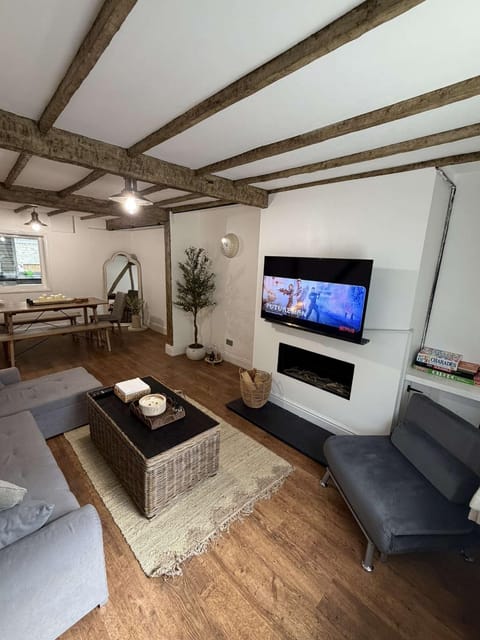 Stylish Designer Cottage - Sleeps 7 - Free Parking House in Bury