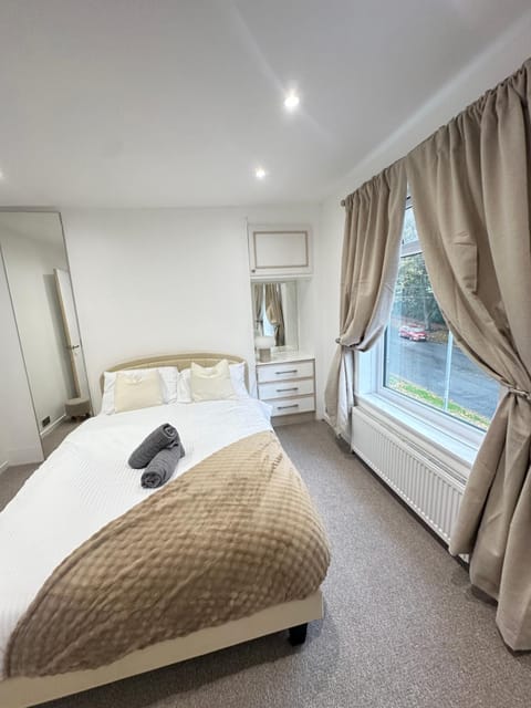 Stylish Designer Cottage - Sleeps 7 - Free Parking House in Bury