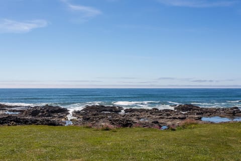 Oceanfront Wave Watching with Hot Tub! Beyond the Sea House in Yachats