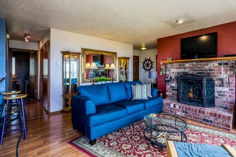Oceanfront Wave Watching with Hot Tub! Beyond the Sea House in Yachats