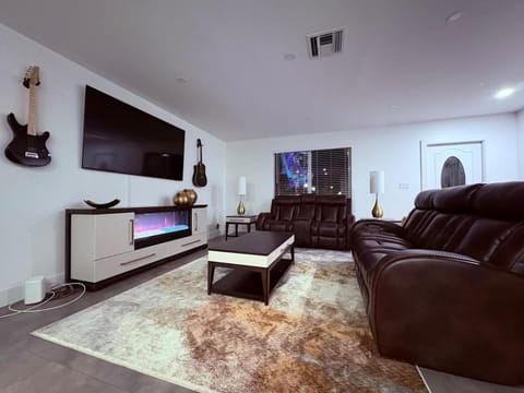 Communal lounge/ TV room, Living room