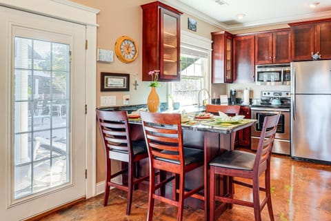 Heart of Historic Chickamauga! Chic Studio with Pool Apartment in Chickamauga