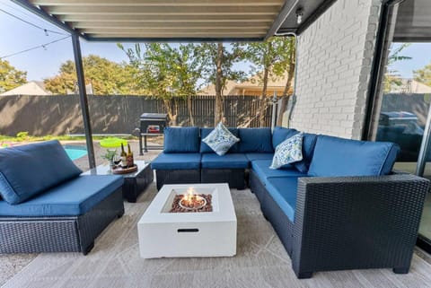 Dream GetAway PoolHotTubGamesPet Friendly House in Carrollton