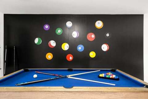 Dream GetAway PoolHotTubGamesPet Friendly House in Carrollton