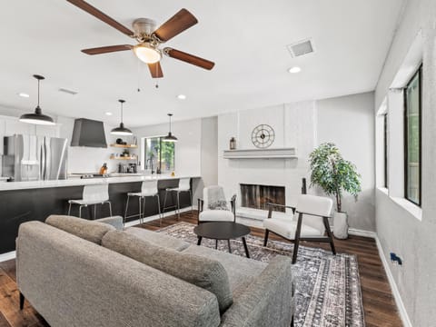 Casa Chilluxe 4BR Ping Pong House in Bedford