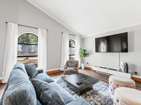 Casa Chilluxe 4BR Ping Pong House in Bedford