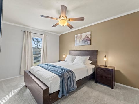 Red Door Hideaway 3BD Hot Tub Foosball House in The Colony