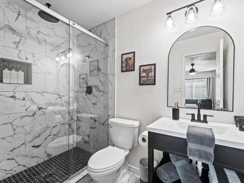 Red Door Hideaway 3BD Hot Tub Foosball House in The Colony