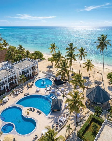 Property building, Day, Natural landscape, Bird's eye view, Beach, Pool view, Sea view, Swimming pool