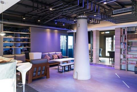 Communal lounge/ TV room, Lobby or reception