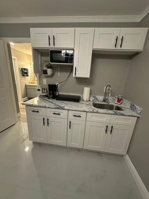 Golden Horizon Suite Apartment in Town N Country