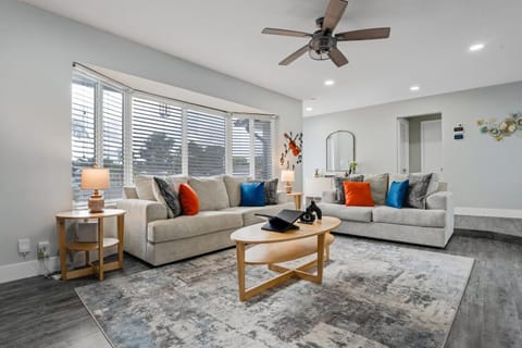 Luxe by Jenn - 3BR Retreat with Heated Pool House in Lauderdale Lakes